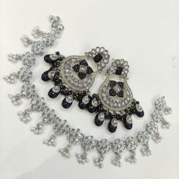 Diamond look chain with earings