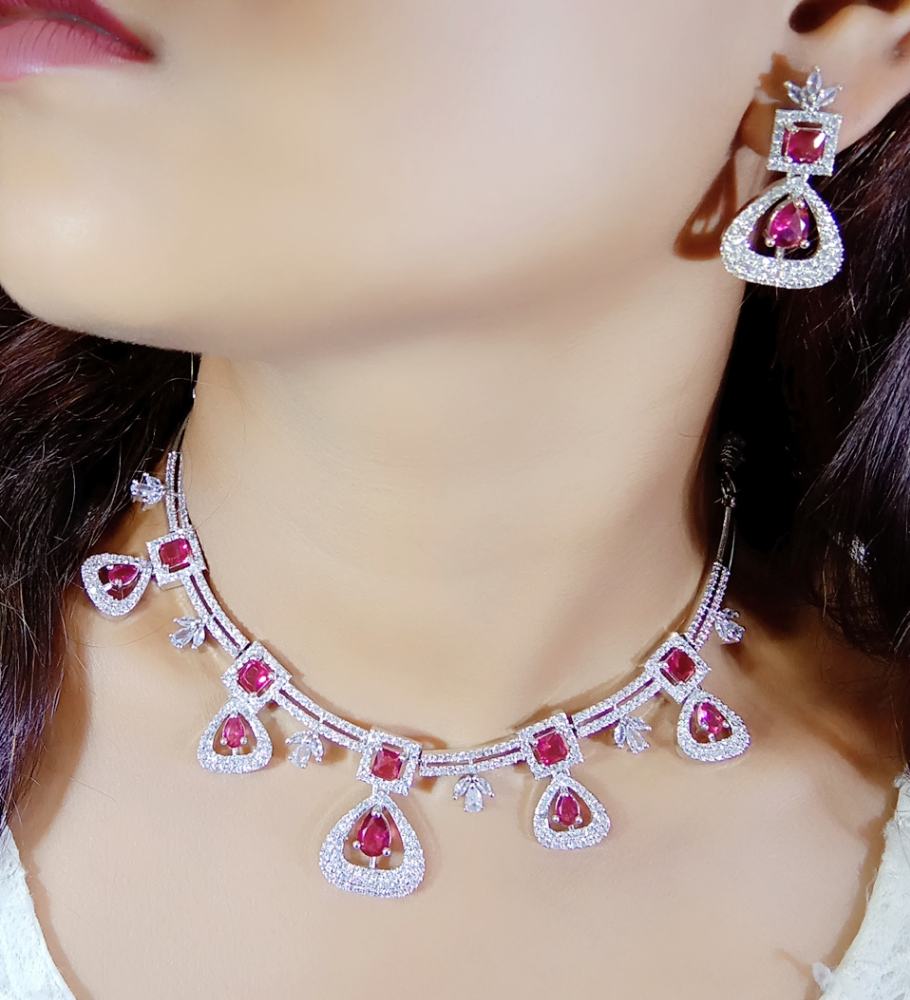 Diamond necklace above sales 10 lakhs