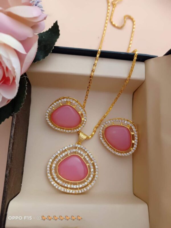 Pendant set with chain