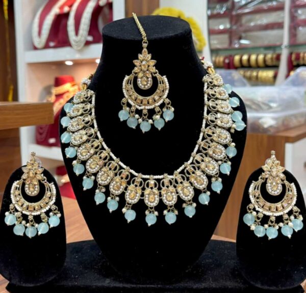 Reverse Ad chokker with earrings and tikka