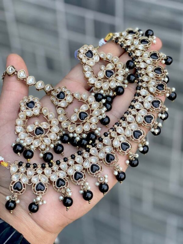 Kundan Chokker With Beautiful Earrings And Tika…