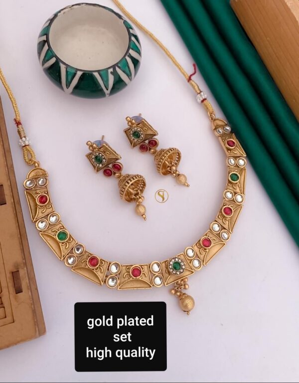 Beautiful neckline High gold with earrings