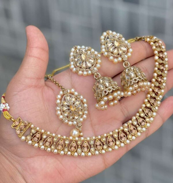 Kundan Choker With Beautiful Jhumki And Tika