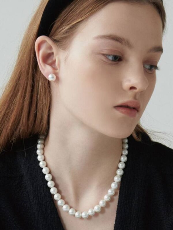 Pearl necklace with studs